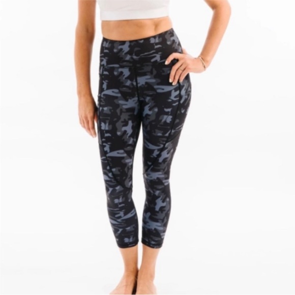 ZYIA Pants - Zyia Grey Camo Cropped Leggings size 12